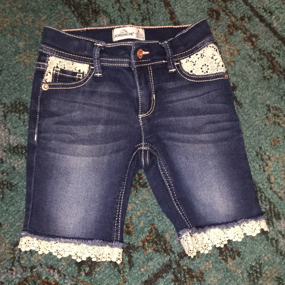 Flower Lace Bermuda Shorts -size 6